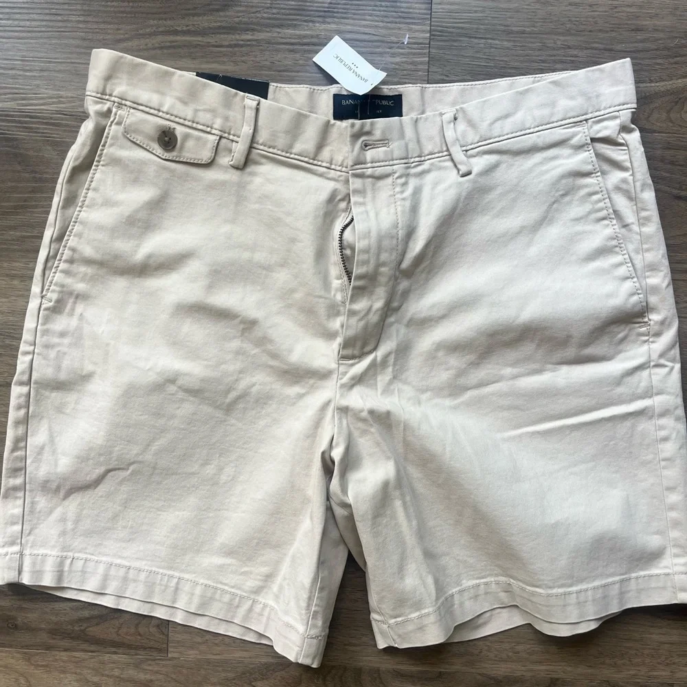 Banana Republic Lived in Chino 7” short New with tags. Men's Green Casual Shorts